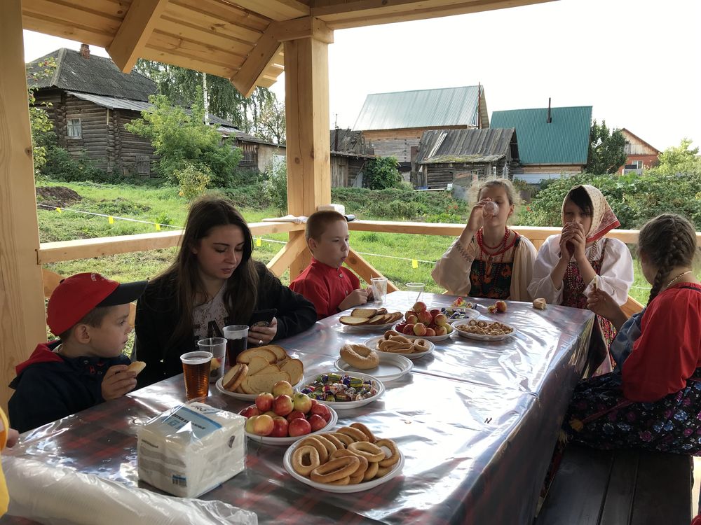 9. Угощение чаем в беседке.JPG