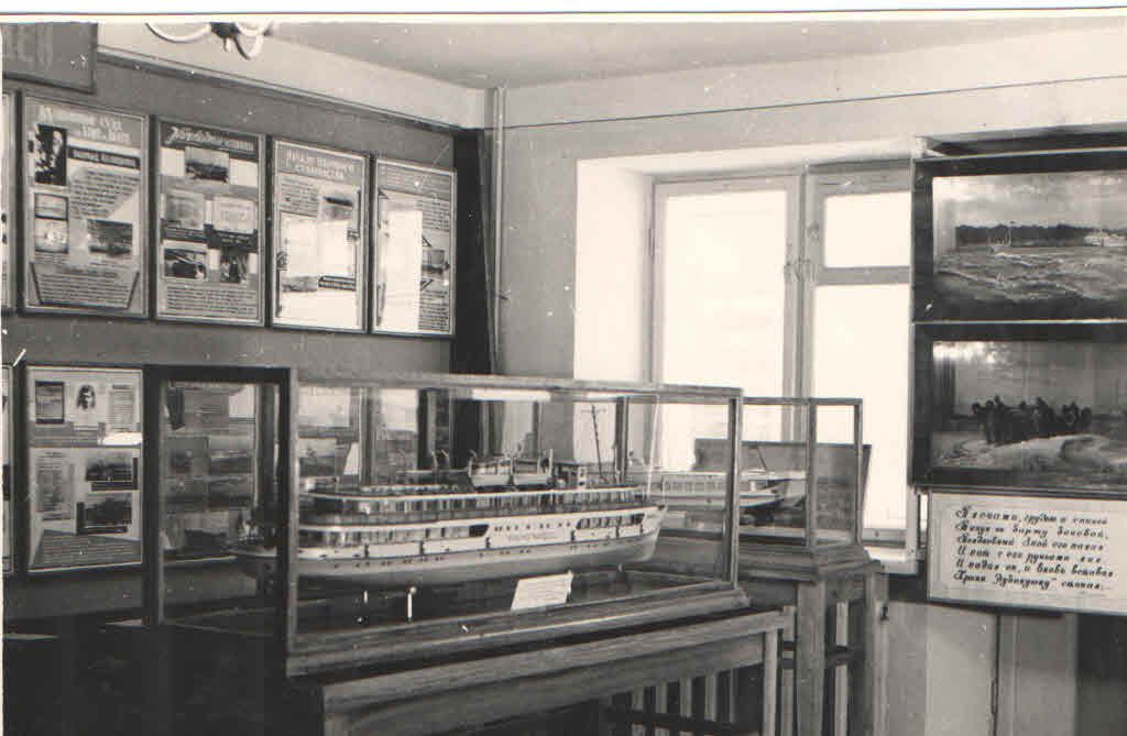 5 В экспозиции народного краеведческого музея, 1964г..jpg