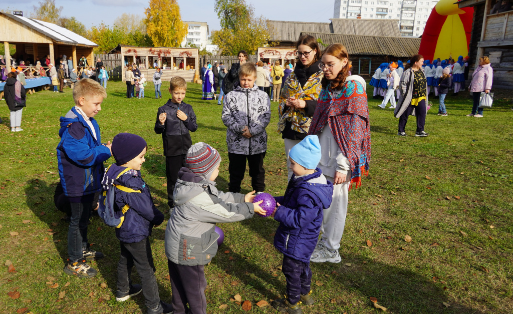 Волонтеры проводят дворовые игры.jpg Волонтеры проводят дворовые игры.jpg