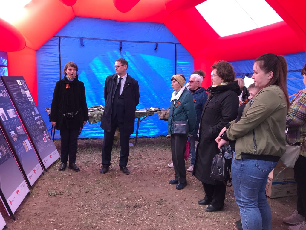 Презентация проекта Освободителям Донбасса посвящается выступает зам. главы администрации ЧГО по соц. вопросам Пойлов А.Н..jpg Презентация проекта Освободителям Донбасса посвящается выступает зам. главы администрации ЧГО по соц. вопросам Пойлов А.Н..jpg