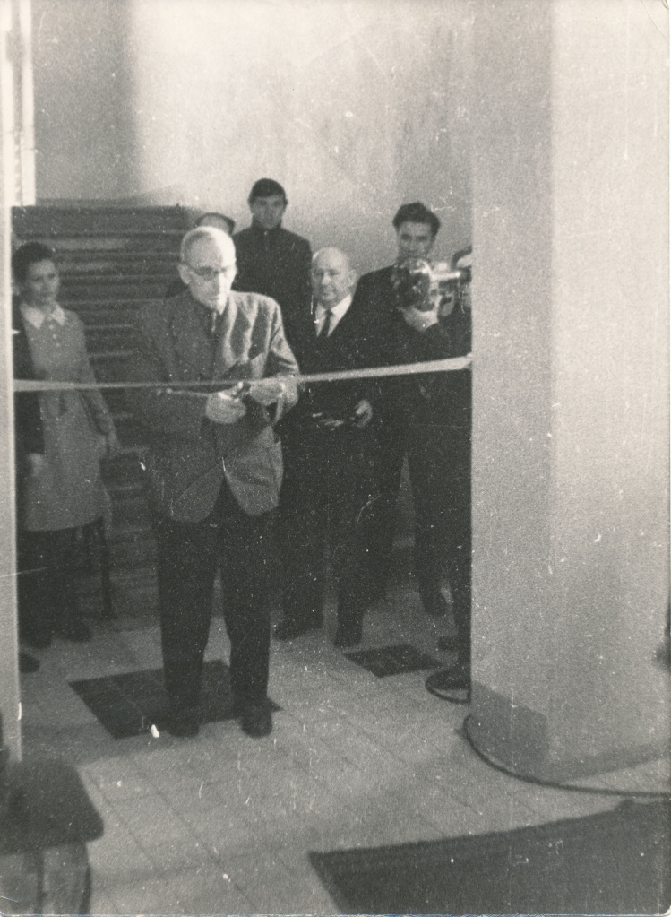 Открытие художественной галереи, 21.02.1970 г. Жигалко А.С. перерезает ленту.jpg 8 Открытие художественной галереи, 21.02.1970 г. Жигалко А.С. перерезает ленту.jpg